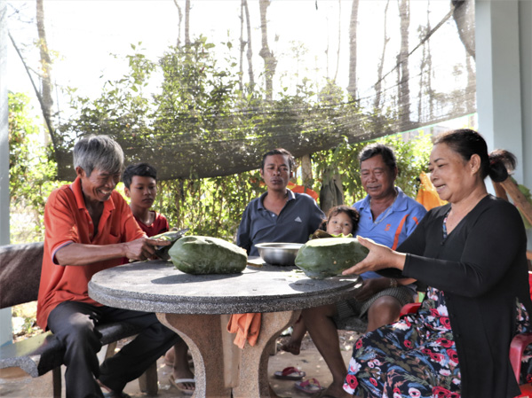 Gia đình ông Đào Văn Lợi (đồng bào dân tộc Châu Ro, ở xã Bàu Chinh, huyện Châu Đức) làm dưa món đu đủ, để phục vụ con cháu về ăn Tết. 