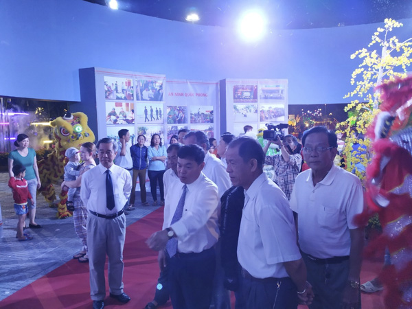 Các đồng chí lãnh đạo huyện Long Điền, đại biểu tham quan gian triển lãm ảnh.