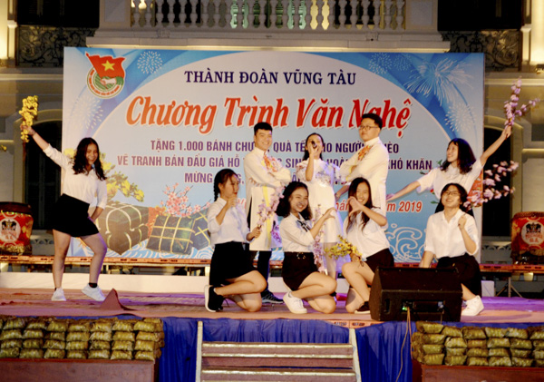 Tiết mục hát, múa “Khai Xuân đón lộc” do HS Trường THPT Vũng Tàu biểu diễn. 