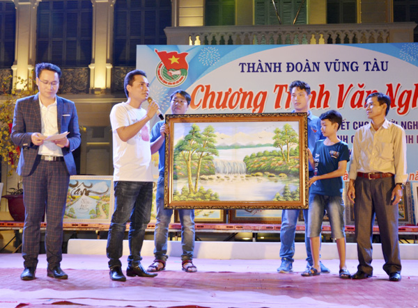 Bức tranh phong cảnh bằng sơn dầu của họa sĩ Hồ Văn Đức được bán đấu giá thành công với mức giá 15 triệu đồng. 