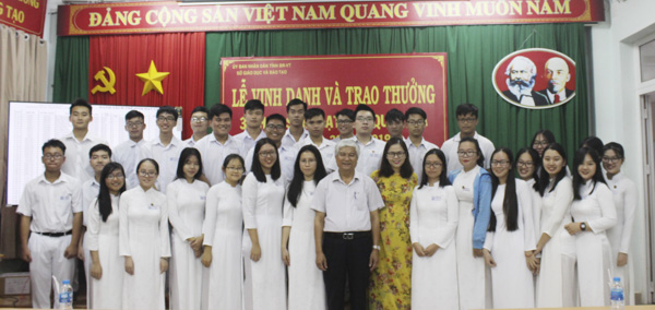 Các em HS tham dự buổi lễ vinh danh chụp hình lưu niệm cùng lãnh đạo Sở GD-ĐT và Trường THPT Chuyên Lê Quý Đôn. 