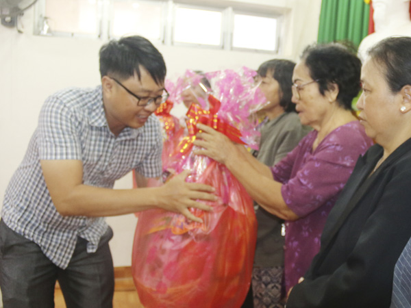 Đại diện thường trú Báo Nhân Dân tại BR-VT trao quà cho các hộ nghèo.