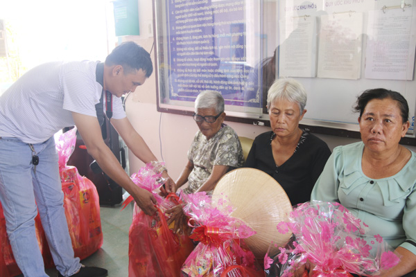 Đại diện thường trú Đài tiếng nói Việt Nam tại BR-VT trao quà cho các hộ nghèo.