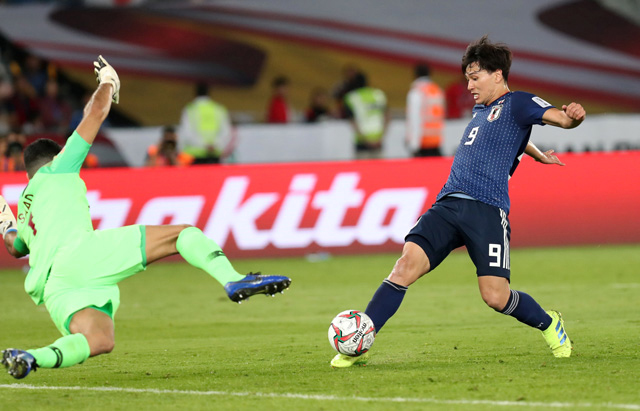 Minamino dứt điểm kỹ thuật qua người thủ môn Al Seeb, rút ngắn tỷ số cho Nhật Bản. 