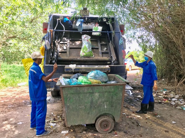 Công nhân Công ty CP dịch vụ đô thị Tân Thành thu gom rác trên địa bàn TX. Phú Mỹ chiều 27 Tết.