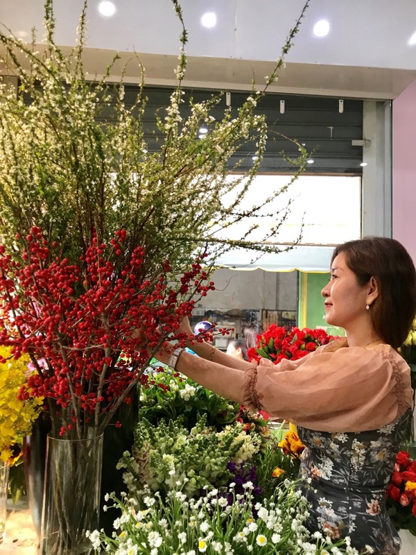 Khách chọn mua hoa tại  cửa hàng Hami Flower (156, Lê Lai) .