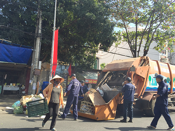 Công nhân Công ty CP Công trình đô thị Vũng Tàu thu gom rác trên đường Trương Công Định ngày giáp Tết.