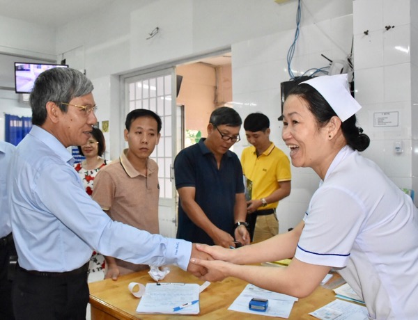 Đồng chí Nguyễn Lập, Chủ tịch UBND TP. Vũng Tàu thăm, chúc Tết đội ngũ y, bác sĩ trực cấp cứu tại Bệnh viên Lê Lợi. Ảnh: THÀNH HUY