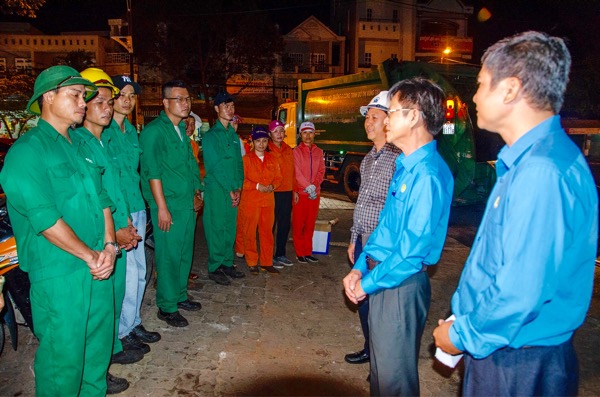 Ông Châu Văn Thắng (thứ hai, bên phải) động viên, chúc Tết công nhân Công ty CP Dịch vụ môi trường và công trình đô thị Vũng Tàu dọn vệ sinh tại khu vực chợ Vũng Tàu trong đêm giao thừa.