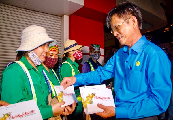 Ông Châu Văn Thắng tặng quà công nhân Công ty CP Dịch vụ môi trường và công trình đô thị Vũng Tàu dọn vệ sinh tại khu vực chợ Vũng Tàu trong đêm giao thừa.