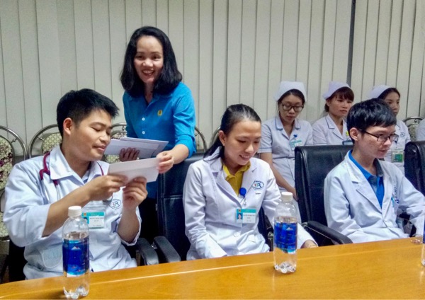 Bà Tạ Thị Hồng Hà tặng quà các y, bác sĩ, nhân viên y tế trực tại Bệnh viện Bà Rịa trong đêm giao thừa.