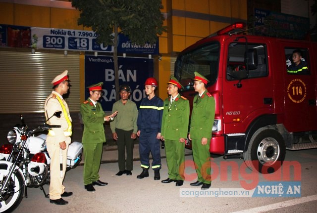 Đồng chí Trung tá Trần Ngọc Tuấn, Trưởng Công an TX Thái Hòa (thứ 2 bên trái) chỉ đạo các phương án đảm bảo ANTT trong đêm giao thừa