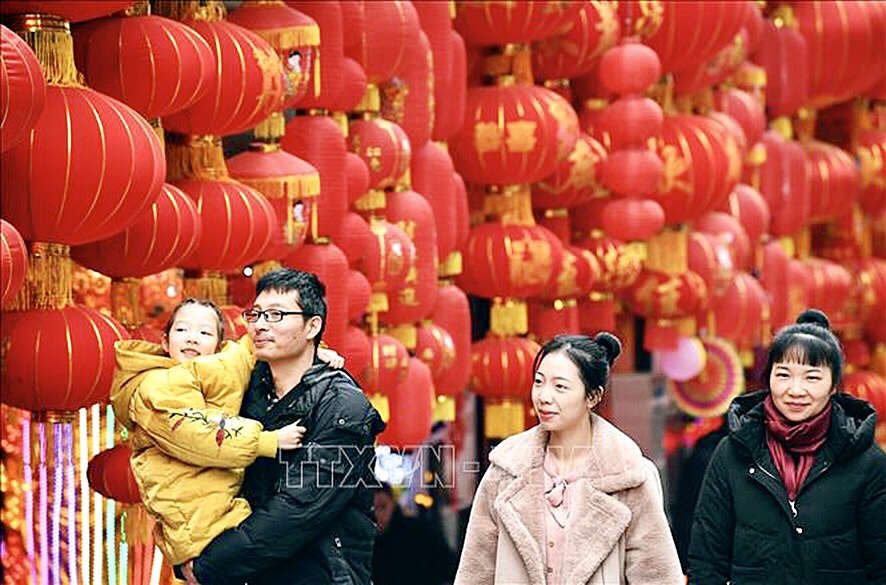 Đồ trang trí trong dịp Tết Nguyên Đán được bày bán tại một chợ ở Trùng Khánh, Trung Quốc.