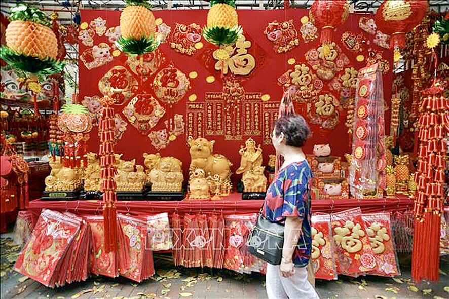 Đồ trang trí cho Tết nguyên đán Kỷ Hợi được bày bán tại một chợ ở Singapore.
