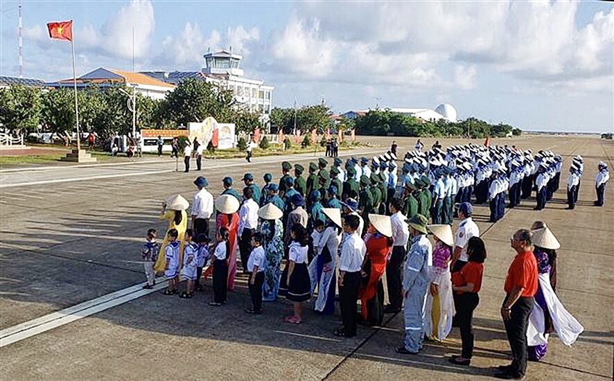 Lễ chào cờ với sự tham dự của tất cả các lực lượng quân dân trên đảo Trường Sa Lớn.