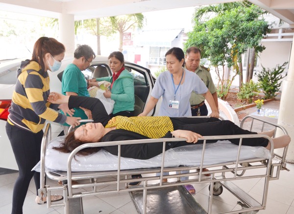 Một nạn nhận bị tai nạn giao thông được chuyển vào Khoa Cấp cứu của bệnh viện Lê Lợi sáng 8-2 (mùng 4 Tết). Ảnh: MINH NHÂN