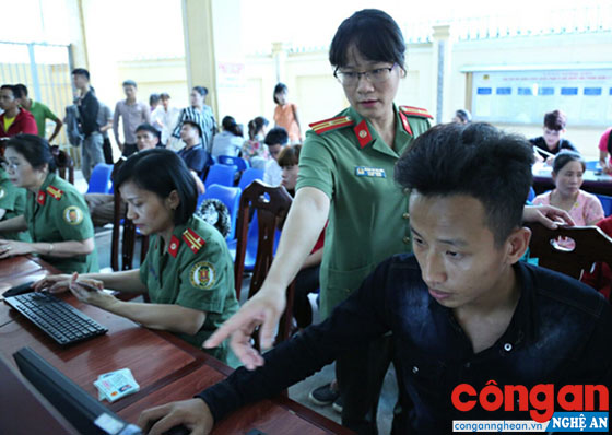 Cán bộ Phòng Quản lý xuất nhập cảnh hướng dẫn người dân làm thủ tục xuất nhập cảnh