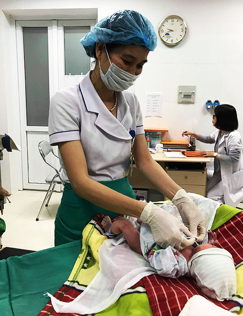 Với các y, bác sĩ, được đón những đứa trẻ đêm giao thừa là niềm vui, may mắn trong năm mới