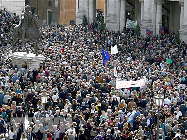 Người dân Italy biểu tình phản đối tình trạng xuống cấp về cơ sở hạ tầng ở thủ đô Rome tháng 10-2018.