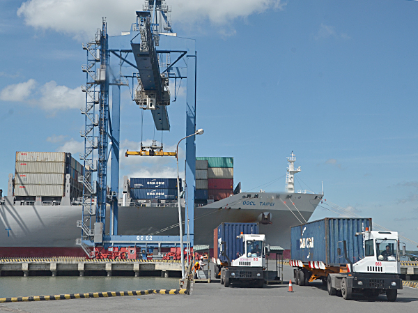 Cảng TCIT đã khởi đầu tốt đẹp ngay từ những ngày đầu năm mới. Trong ảnh: Vận chuyển hàng container tại cảng TCIT. 