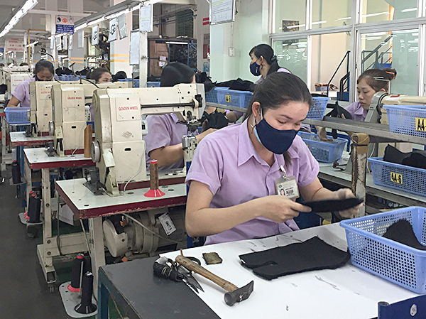 Tính đến ngày 11-2, 98% công nhân Công ty TNHH Sản xuất Giày Uy Việt đã trở lại làm việc. Ảnh: TUYẾT MAI