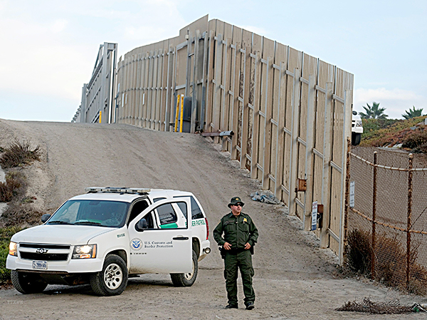 Lực lượng an ninh Mỹ gác tại khu vực bức tường ngăn cách biên giới Mỹ-Mexico tại San Diego, California, Mỹ, ngày 17-11-2018.