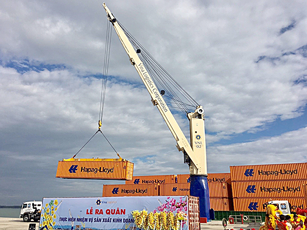 Container hàng đầu tiên thông qua Cảng Dịch vụ tổng hợp Hưng Thái trong ngày ra quân.