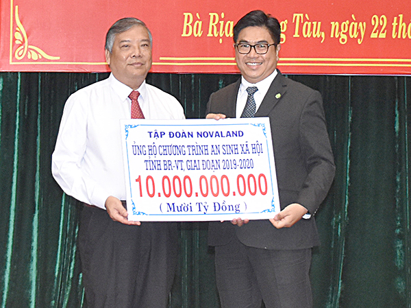 Tập đoàn Novaland trao tặng 10 tỷ đồng đóng góp cho chương trình an sinh xã hội của tỉnh BR-VT. Ảnh: MINH TÂM