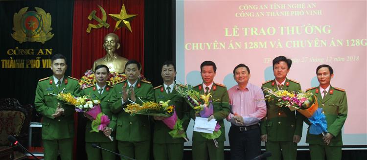 Lãnh đạo UBND TP Vinh và Công an tỉnh Nghệ An trao thưởng cho Công an TP Vinh vì thành tích đặc biệt xuất sắc trong đợt cao điểm tấn công, trấn áp tội phạm, đảm bảo ANTT dịp trước, trong và sau Tết Nguyên đán Kỷ Hợi 2019