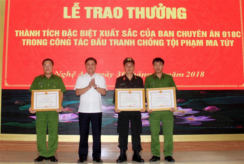 Đồng chí Thái Thanh Quý,                                   Chủ tịch UBND tỉnh tặng Bằng khen                 cho Phòng Cảnh sát ĐTTP về Ma túy,                Phòng Cảnh sát Cơ động và Công an huyện Tương Dương về thành tích                  phá Chuyên án 918C, triệt xóa tụ điểm mua bán trái phép chất ma túy                          trên địa bàn xã Yên Na,                                 huyện Tương Dương