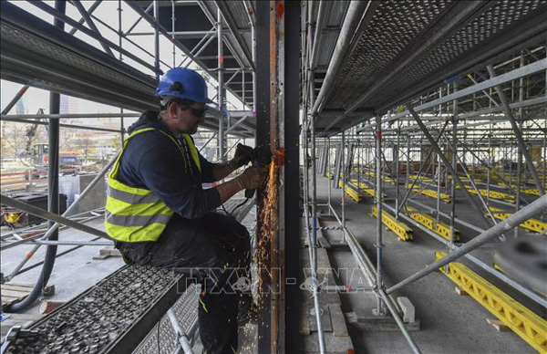 Công nhân làm việc tại công trường xây dựng ở Berlin, Đức. Ảnh: AFP