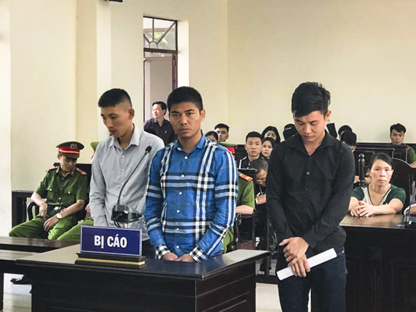 Các bị cáo (từ trái qua phải): Lê Văn Hải, Trương Văn Tùng và Trần Ngọc Anh trong vụ xét xử vụ án giết người tại TAND tỉnh ngày 30-10-2018.