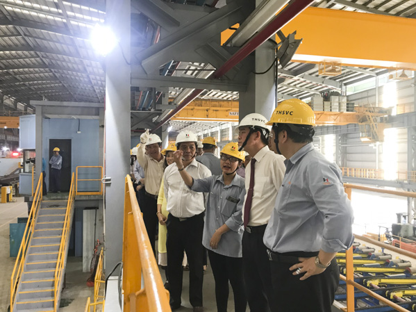 Đồng chí Nguyễn Hồng Lĩnh, Ủy viên Trung ương Đảng, Bí thư Tỉnh ủy, Chủ tịch HĐND tỉnh thăm xưởng sản xuất thép Công ty Thép Tung ho Việt Nam.