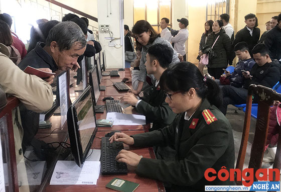 Những ngày đầu năm, hàng nghìn người dân tập trung tại trụ sở Phòng Quản lý xuất nhập cảnh để làm thủ tục xuất nhập cảnh