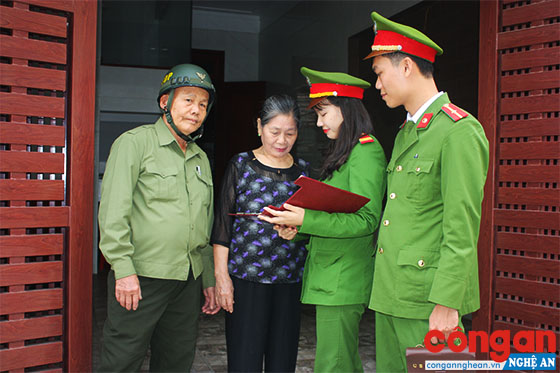 Lực lượng Công an và Bảo vệ dân phố phường Bến Thủy bám sát địa bàn nắm bắt tình hình an ninh trật tự 
