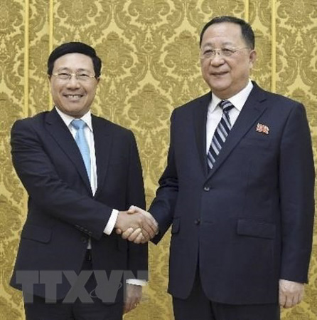 Phó Thủ tướng, Bộ trưởng Ngoại giao Việt Nam Phạm Bình Minh (trái) và Bộ trưởng Ngoại giao Triều Tiên Ri Yong-ho trong cuộc gặp tại Bình Nhưỡng ngày 13-2-2019. Nguồn: Kyodo