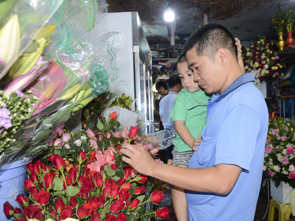 Khách hàng chọn mua hoa hồng tại cửa hàng hoa tươi Hương Huyền.