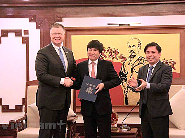 Đại sứ Mỹ tại Việt Nam Daniel Kritenbrink đã trao chứng nhận CAT1 cho phía Bộ Giao thông - Vận tải.