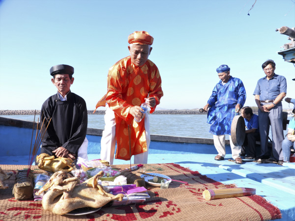 Lễ cúng ông Nam Hải ngay trên tàu cá tại cửa biển Bến Lội (xã Bình Châu, huyện Xuyên Mộc).