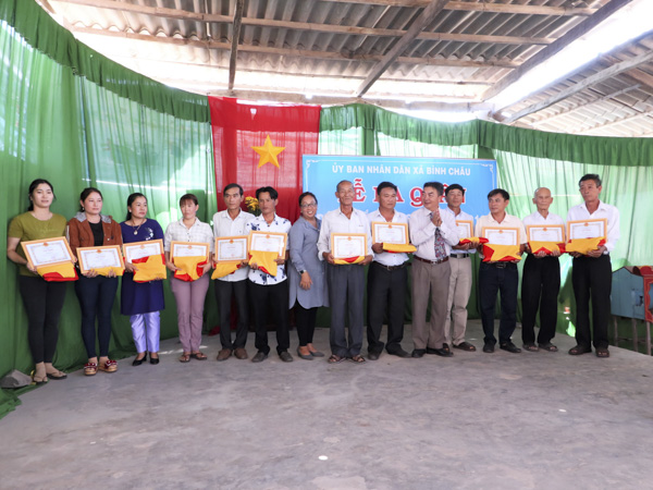 12 ngư dân xã Bình Châu được khen thưởng tại Lễ mở biển đầu năm.