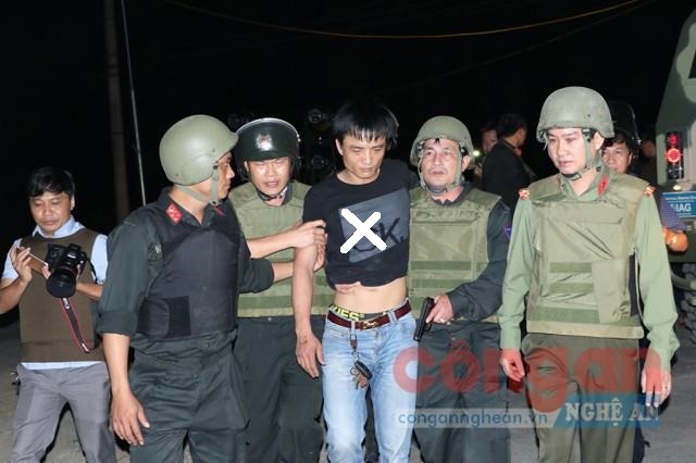 Đối tượng Nguyễn Thành Trung (x) bị khống chế sau 4 giờ cố thủ