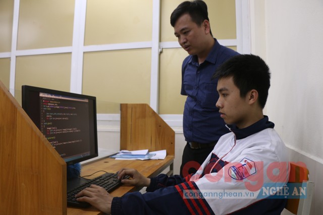 Em Trần Lê Hiệp cùng thầy Nguyễn Đức Toàn - người  trực tiếp giảng dạy, bồi dưỡng em ở Đội tuyển 