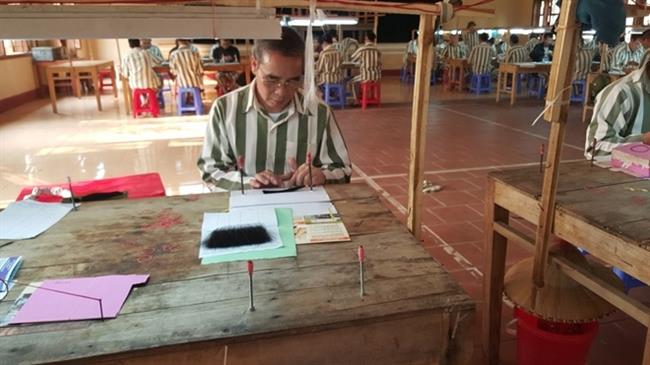 Công việc tỉ mẩn khiến nam phạm nhân này phải đeo kính để không bị sai sót