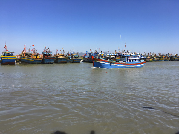 Trưa 15-2, vẫn còn hơn 20% số lượng ghe tại cảng Phước Tỉnh chưa xuất bến vì thiếu lao động.