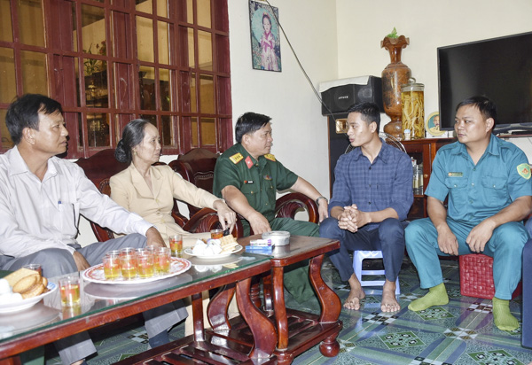 Đoàn công tác của Ban CHQS TP. Bà Rịa, UBND phường Long Toàn đến nhà thăm, động viên anh Nguyễn Chí Hiển (thứ 2 từ phải qua) yên tâm lên đường nhập ngũ.