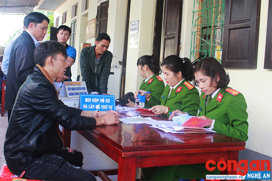  Cán bộ Công an Nghệ An giải quyết thủ tục cho người dân tại “Bộ phận một cửa” Công an tỉnh.