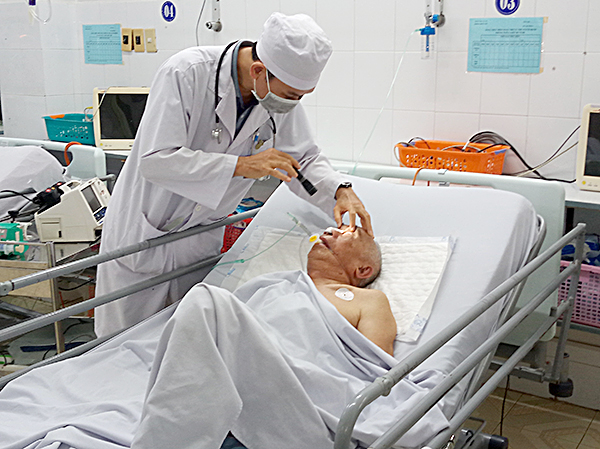 Bác sĩ Trần Thiện Trường khám cho một bệnh nhân bị đột quỵ nằm tại Khoa HSTCCĐ.