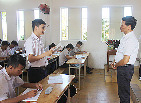 Học sinh lớp 12A2 Trường THPT Lê Hồng Phong (TP.Vũng Tàu) tăng tốc ôn tập chuẩn bị cho kỳ thi THPT Quốc gia năm 2019. Ảnh: KHÁNH CHI