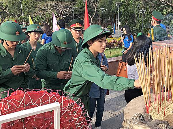 Trại sinh tân binh thắp hương tại Nghĩa trang Hàng Dương – Côn Đảo trước khi tham gia các nội dung sinh hoạt “Hội trại tòng quân năm 2019” huyện Côn Đảo.
