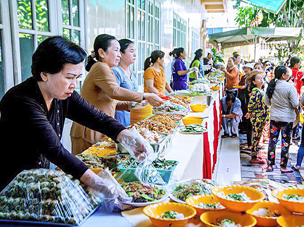 Nhiều khách thập phương đến dùng cơm chay tại Tịnh xá Ngọc Đức.